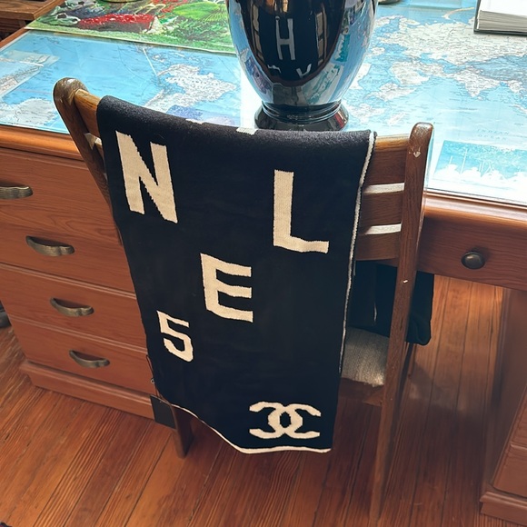 🌺🌺 NWT CHANEL DOBLE SIDE SCARVE - Picture 3 of 9